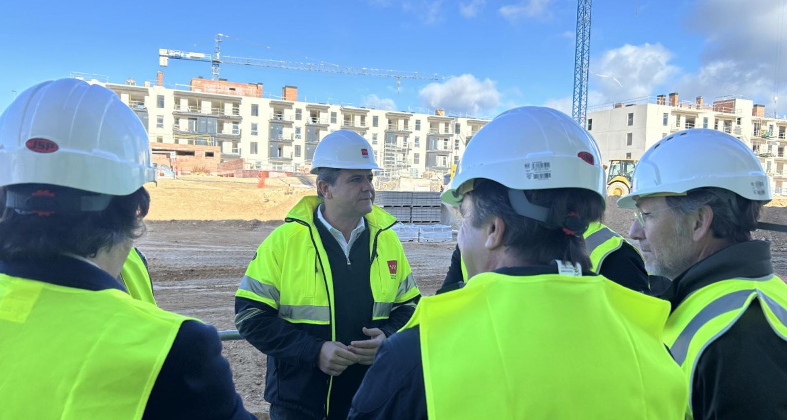 El consejero de Vivienda, Jorge Rodrigo, visita unos edificios en construcción en Tres Cantos