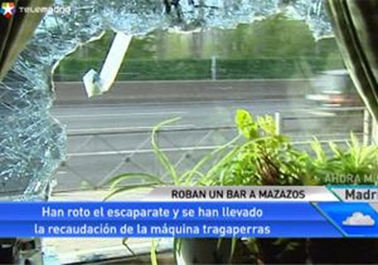 Rompen con un mazo el escaparate de un bar y se llevan la recaudación