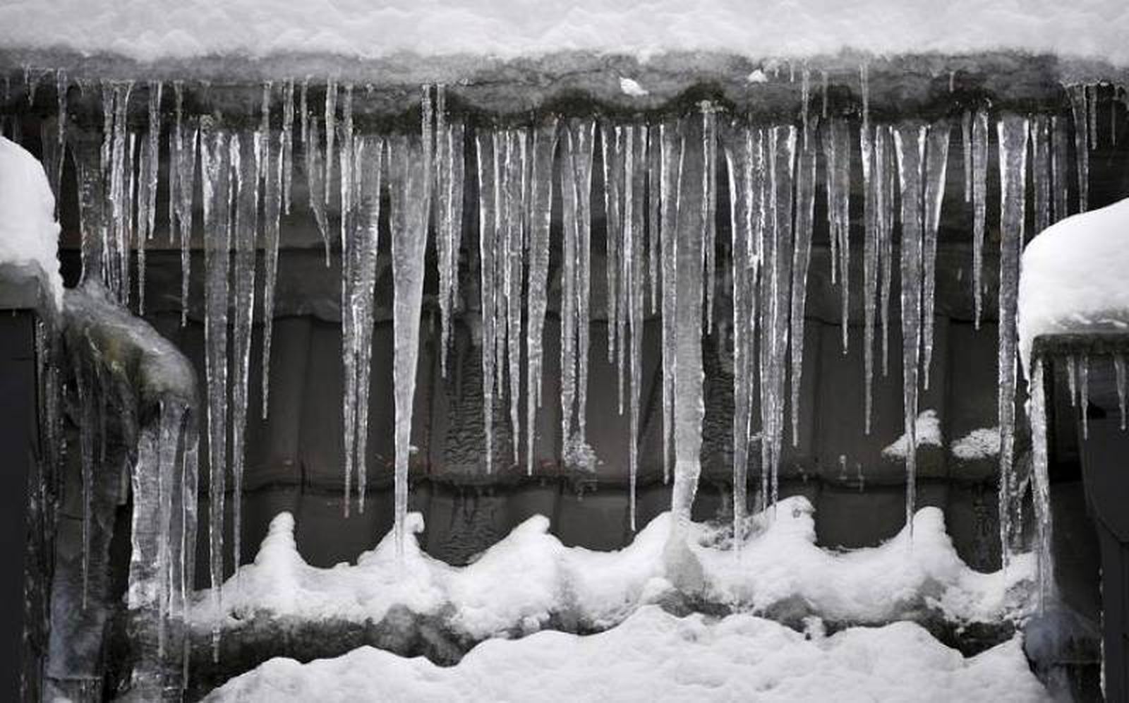 Carámbanos de hielo en un tejado