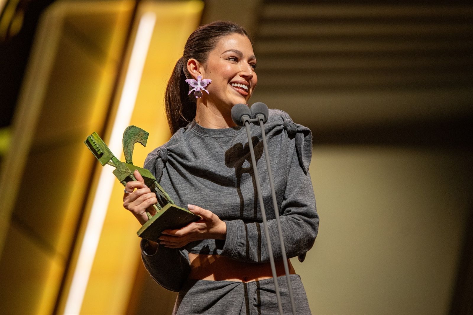 Ursula Corberó recibiendo su primer Premio Ondas