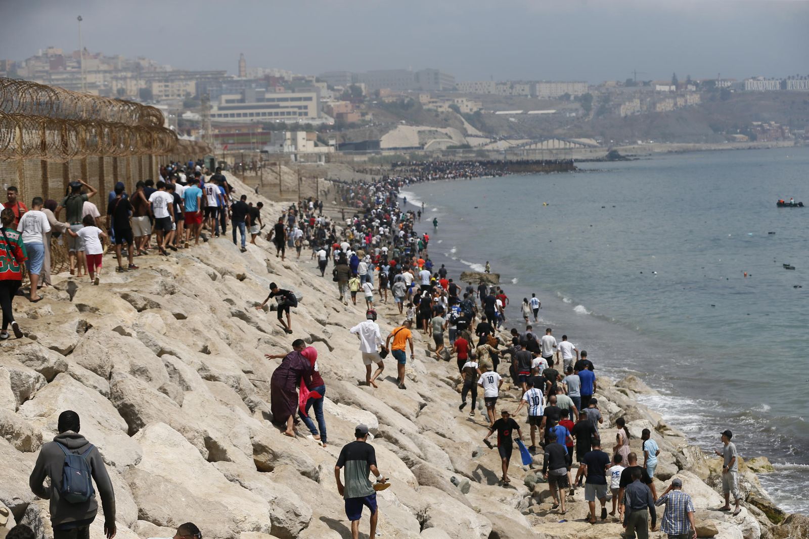 Miles de jóvenes marroquíes llegaron este jueves a la frontera entre Castillejos (Marruecos) y Ceuta para tratar de cruzar la valla que separa las dos ciudades