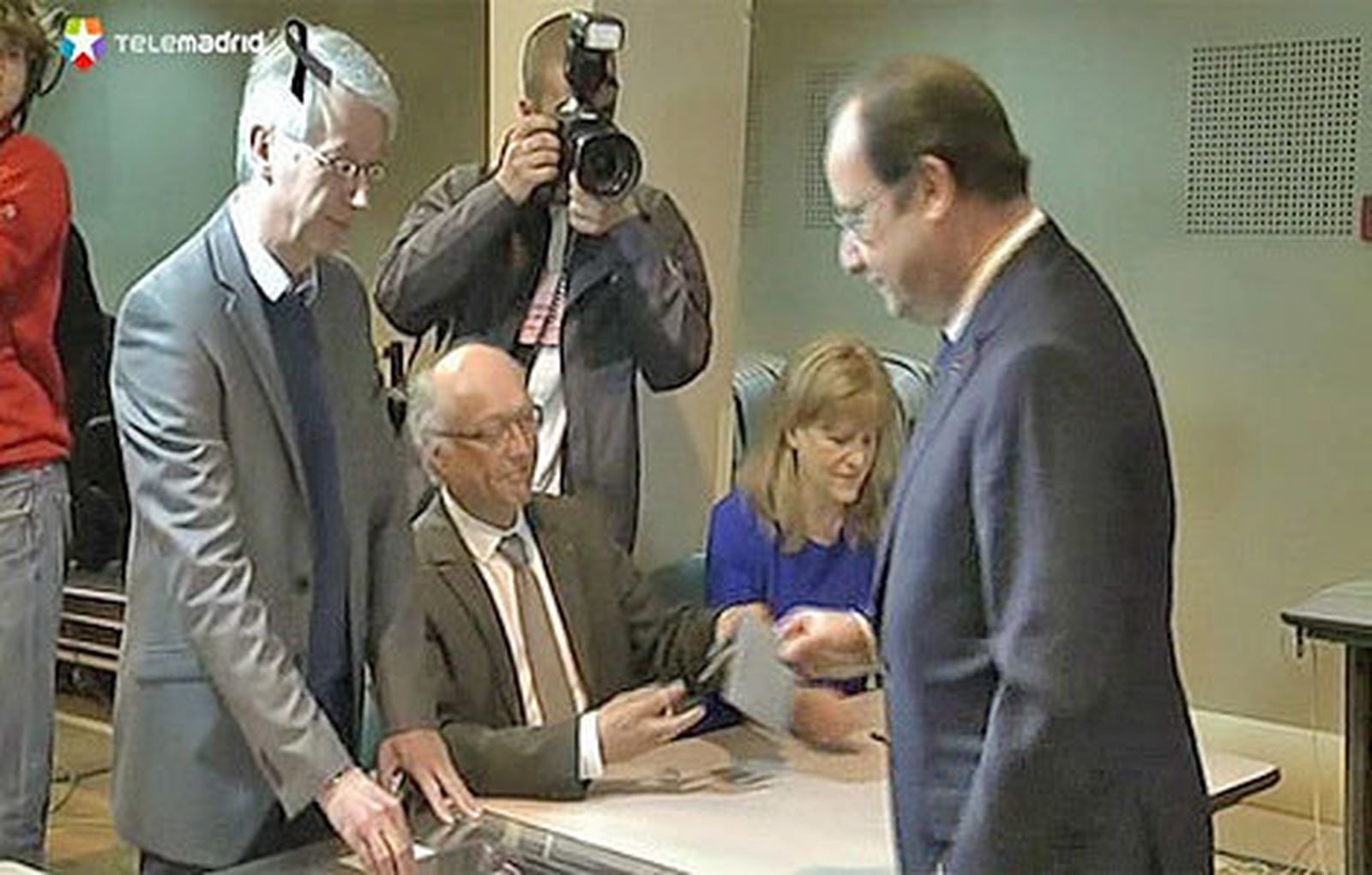 Hollande votando