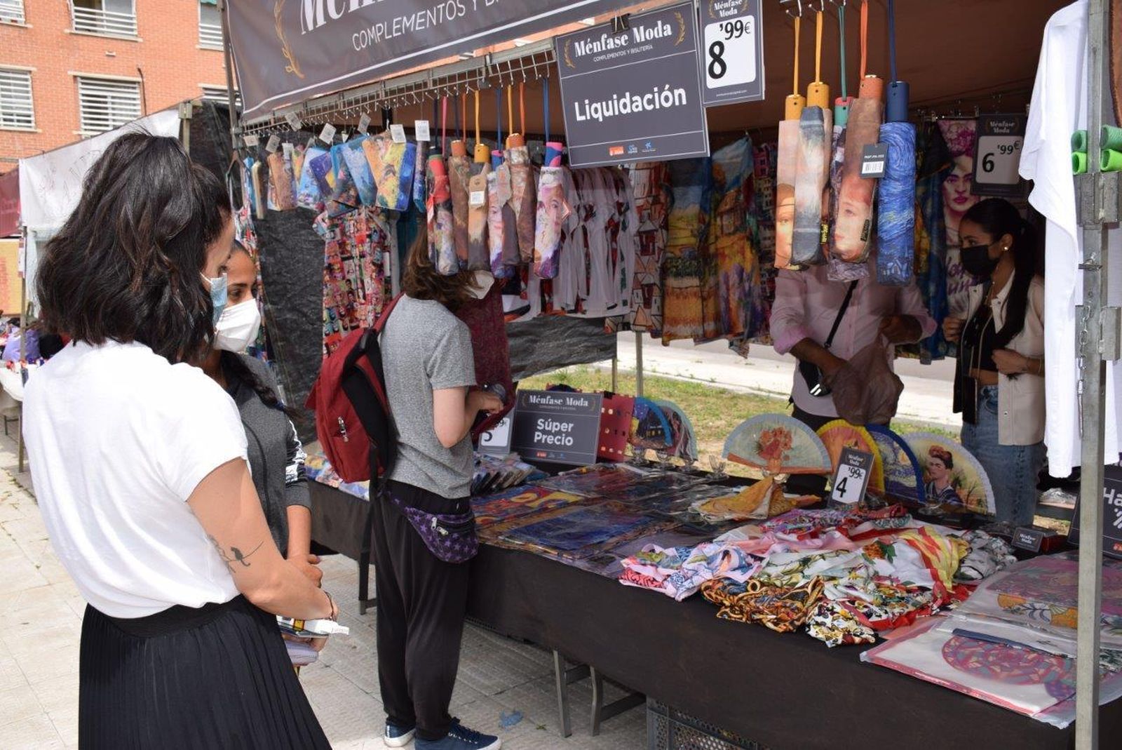 Varias clientas ante uno de los puestos de venta modernizados