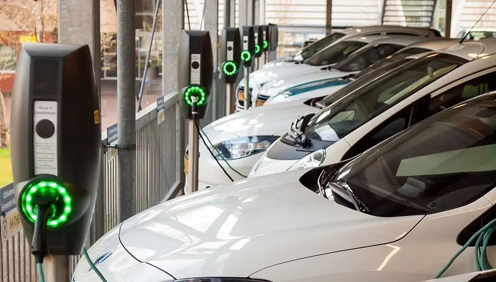 47 puntos y carga en menos de 15 minutos, así es la electrolinera con más puntos de recarga rápida y ultrarrápida de Madrid