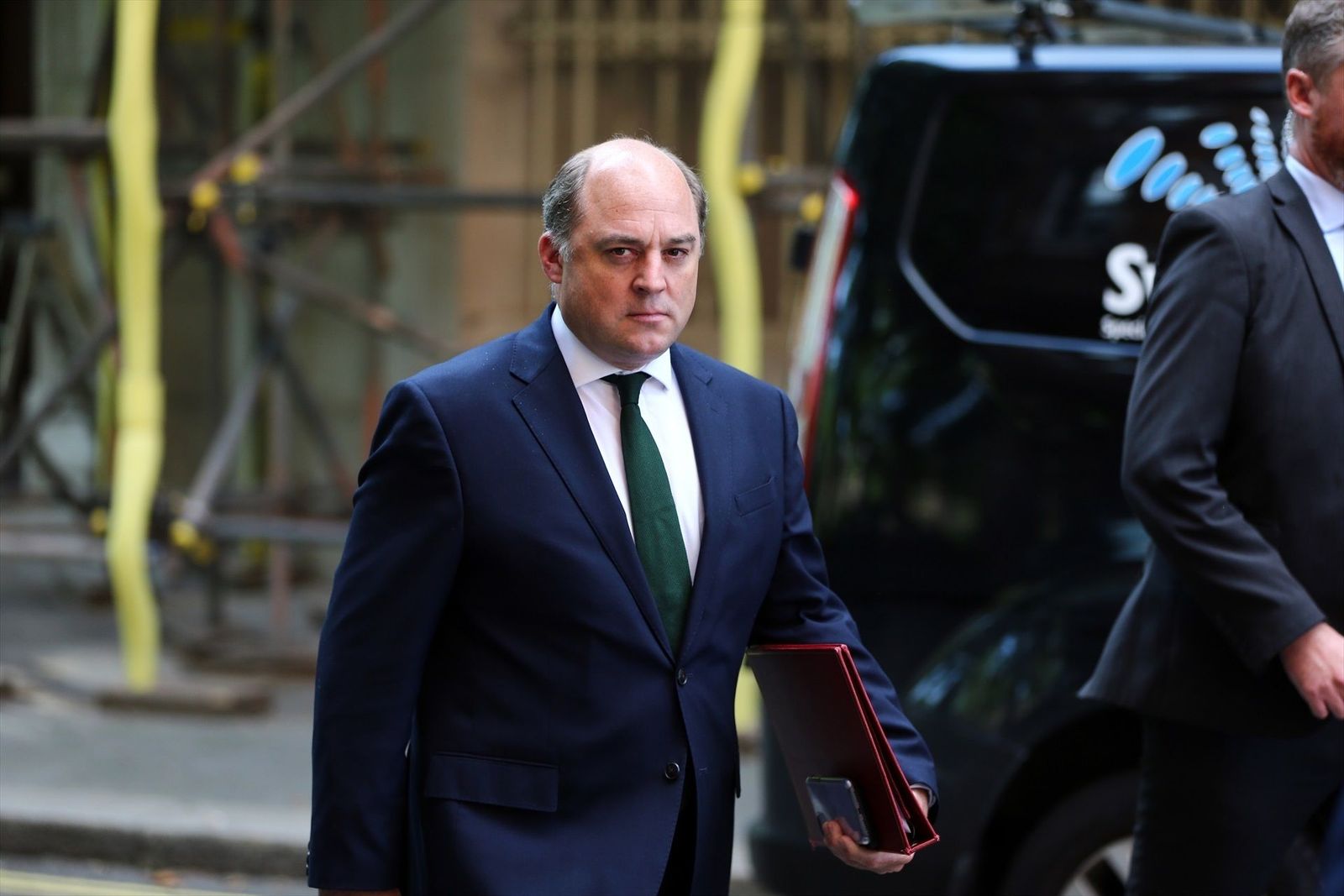El ministro de Defensa británico se autodescarta como candidato a primer ministro y apoya a Johnson