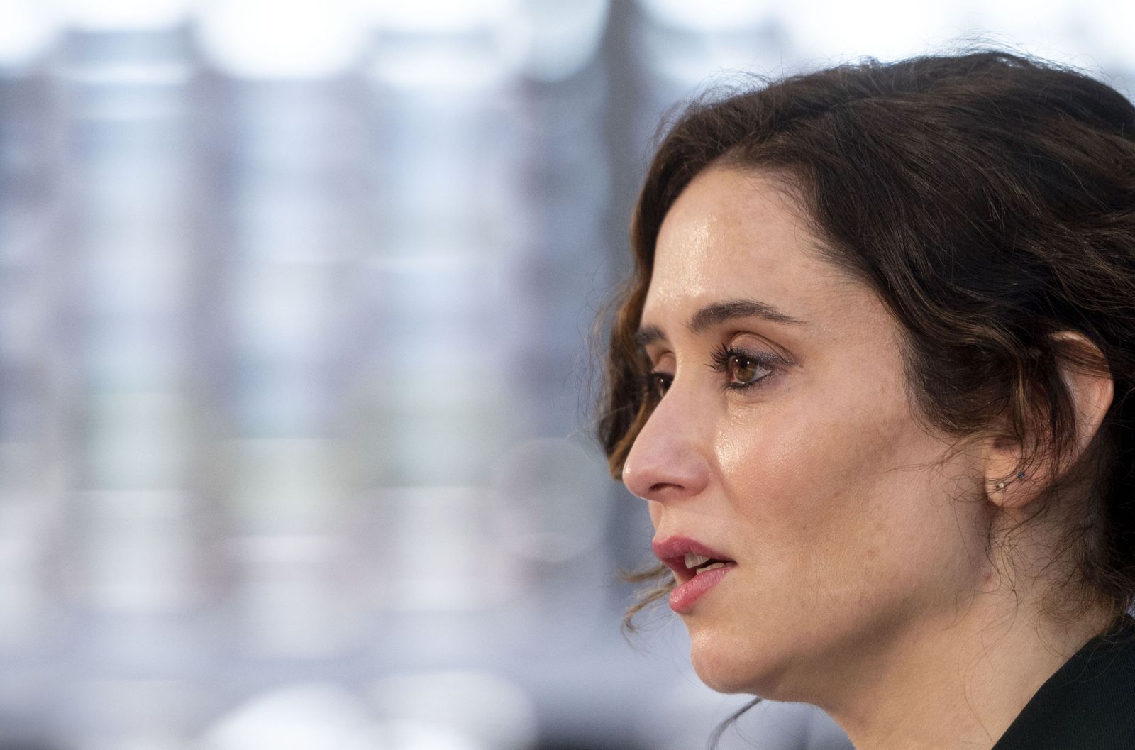 Ayuso acusa al Gobierno de “cobardía” por criticar la visita del rey Juan Carlos