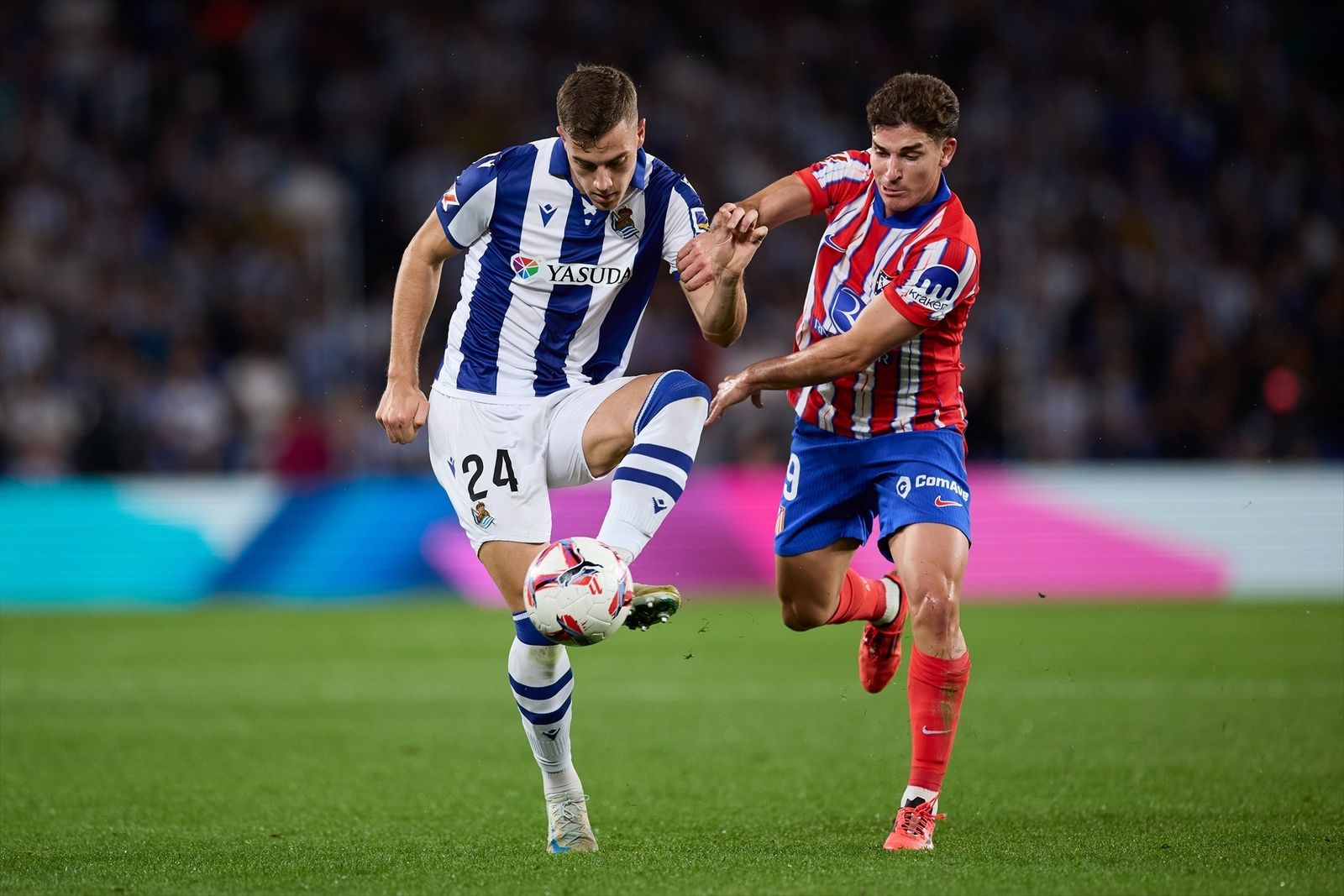 Luka Sukic pugna con Julián Álvarez