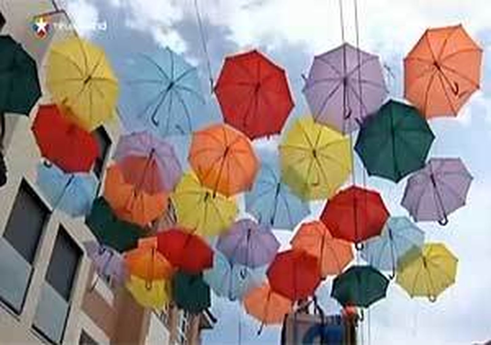 Getafe retira la mayoría de los paraguas de la calle Madrid para fijarlos a las fachadas