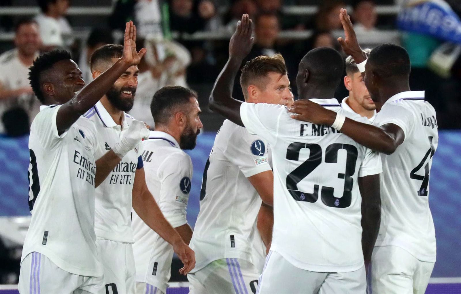 Los jugadores del Real Madrid celebran el gol de Karim Benzema en la final de la Supercopa de Europa, en Helsinki