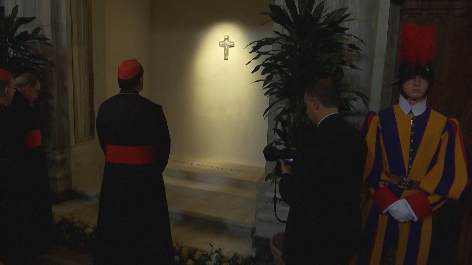 Primer día de visitas a la tumba del papa Francisco