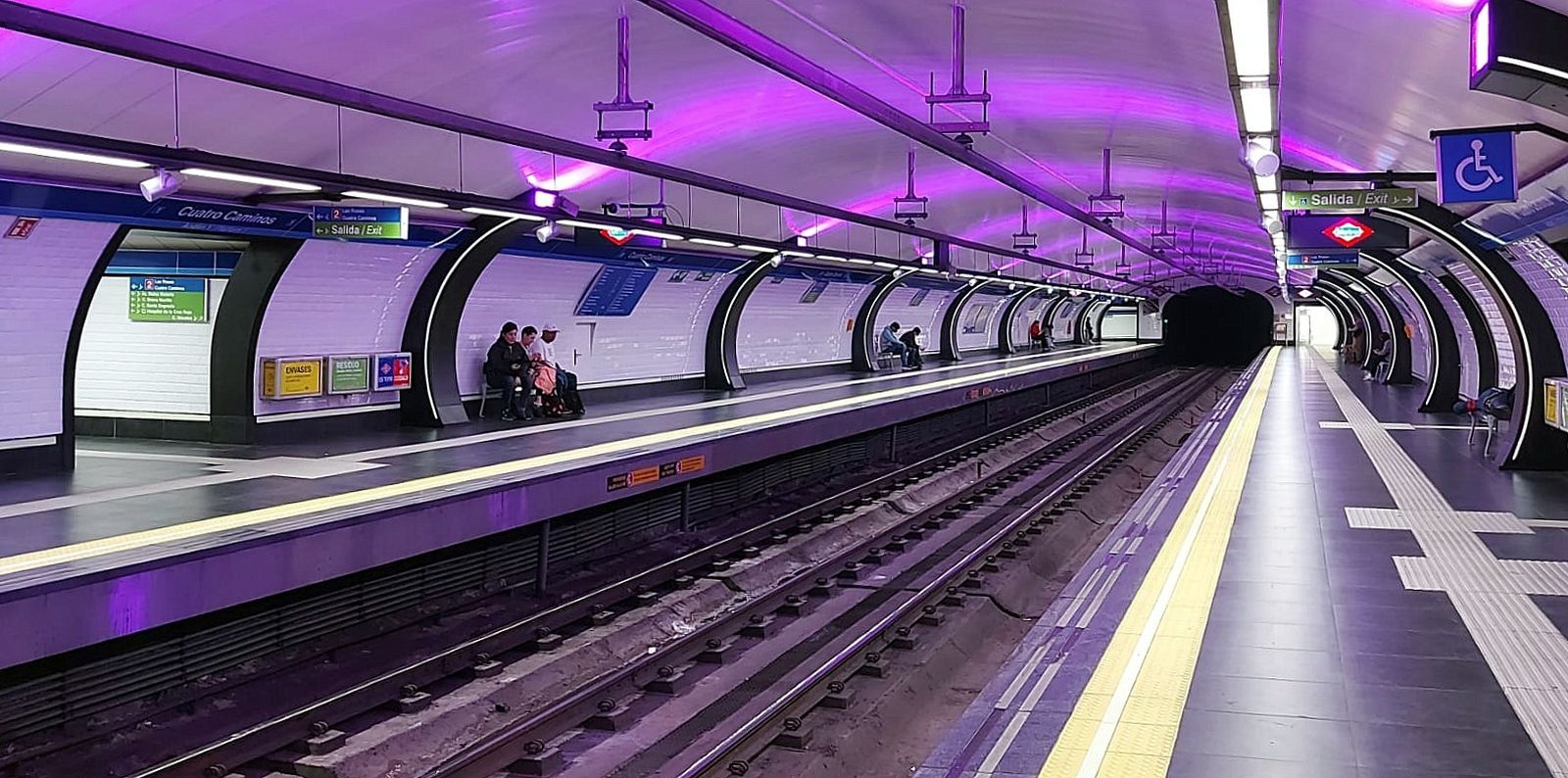 La línea 8 de Metro de Madrid se tiñe de rosa por el Día Mundial contra el Cáncer de Mama
