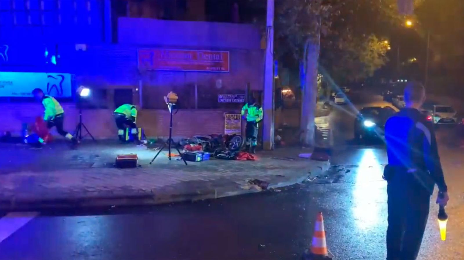 Un joven de 23 herido grave tras colisionar en motocicleta con un autobús de la EMT en Hortaleza