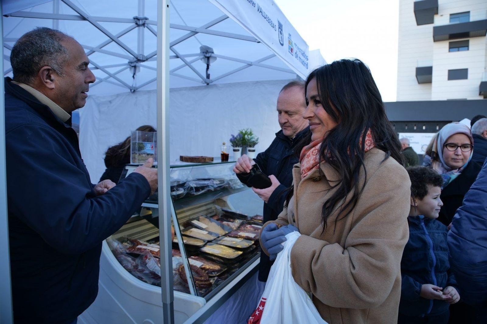 Villacís inaugura el Mercado de Productores en Valdebebas