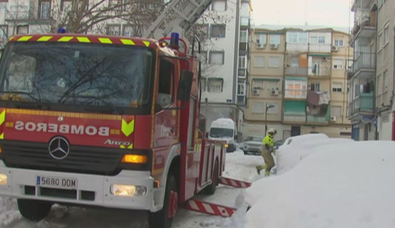 Los bomberos de Alcorcón trabajan sin descanso en la retirada de árboles y cornisas
