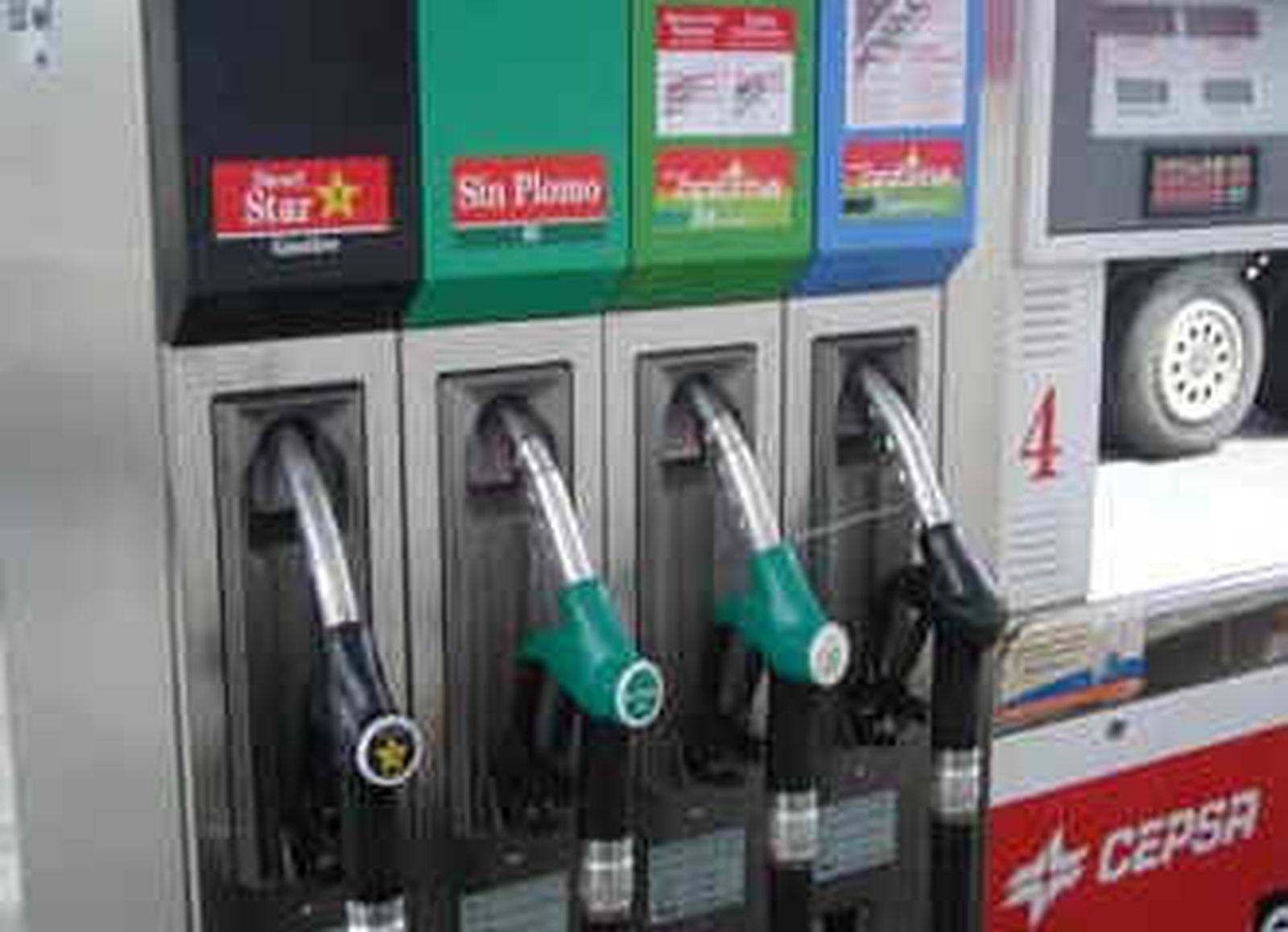 La gasolina y el gasóleo se abaratan un 1,7% y caen un 4% desde el récord histórico de abril