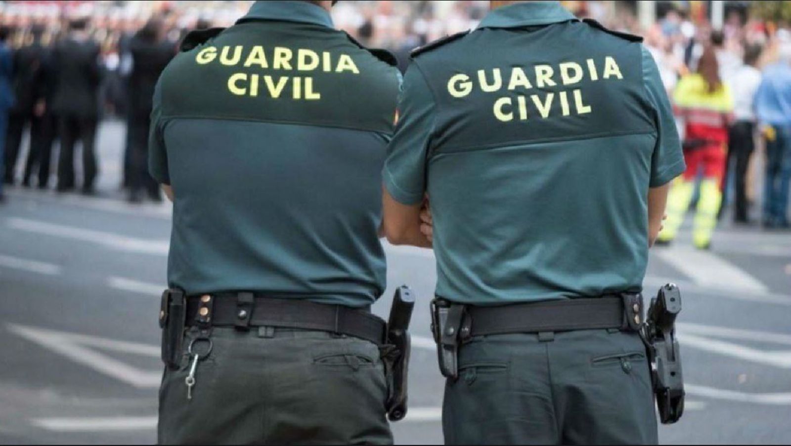 Dos agentes de la Guardia Civil