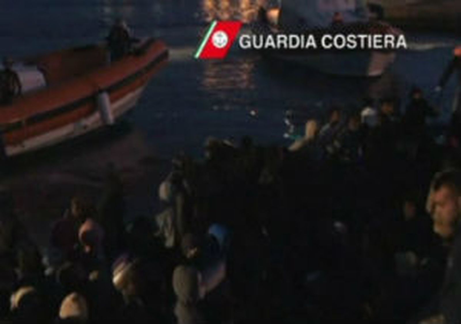Llegan a la isla de Lampedusa 235 inmigrantes a bordo de una barca de madera