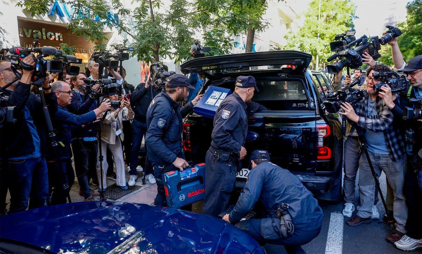 Concluye el registro en el despacho de Zapatero en la calle Ferraz