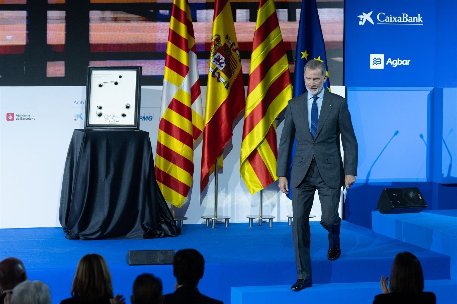 Plantón del Gobierno catalán al Rey en el premio del Círculo de Economía