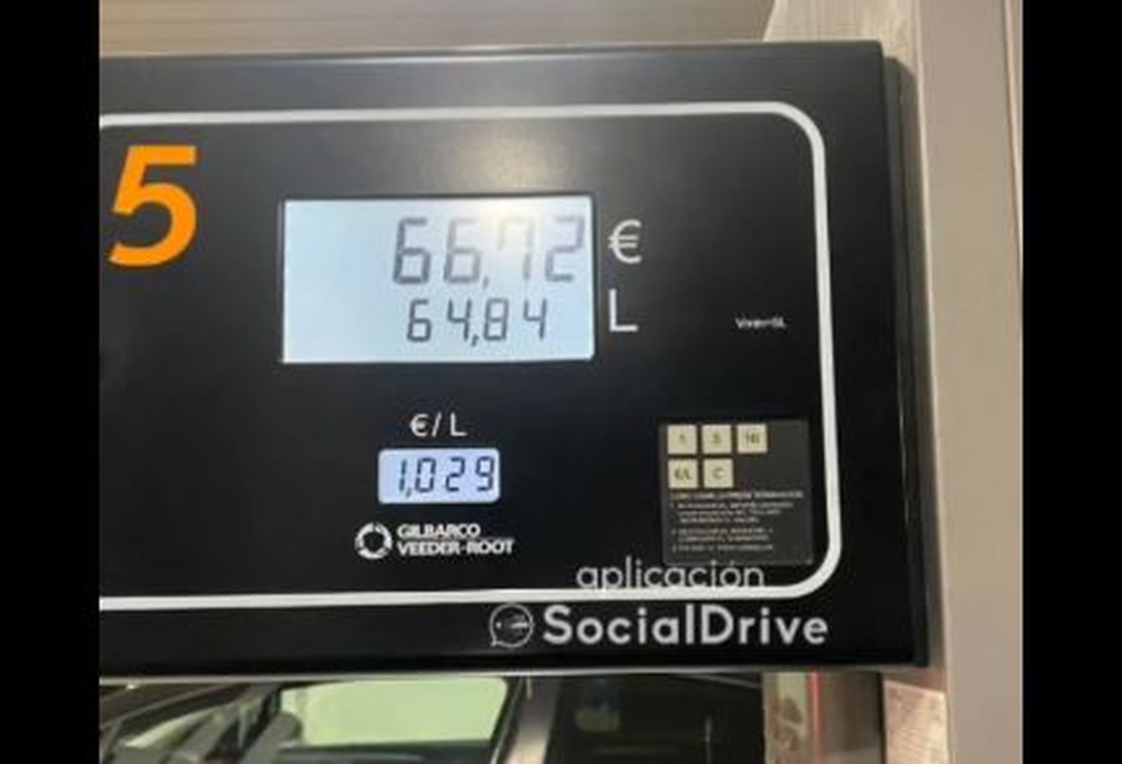 Una gasolinera de Galapagar ofrece por error el litro de diésel a 1 euro y los conductores aprovechan