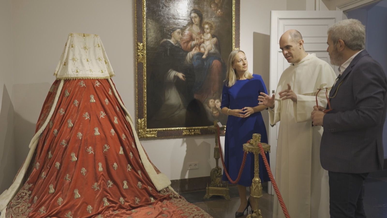 Manto de la reina Isabel II en la Real Basílica Nuestra Señora de Atocha