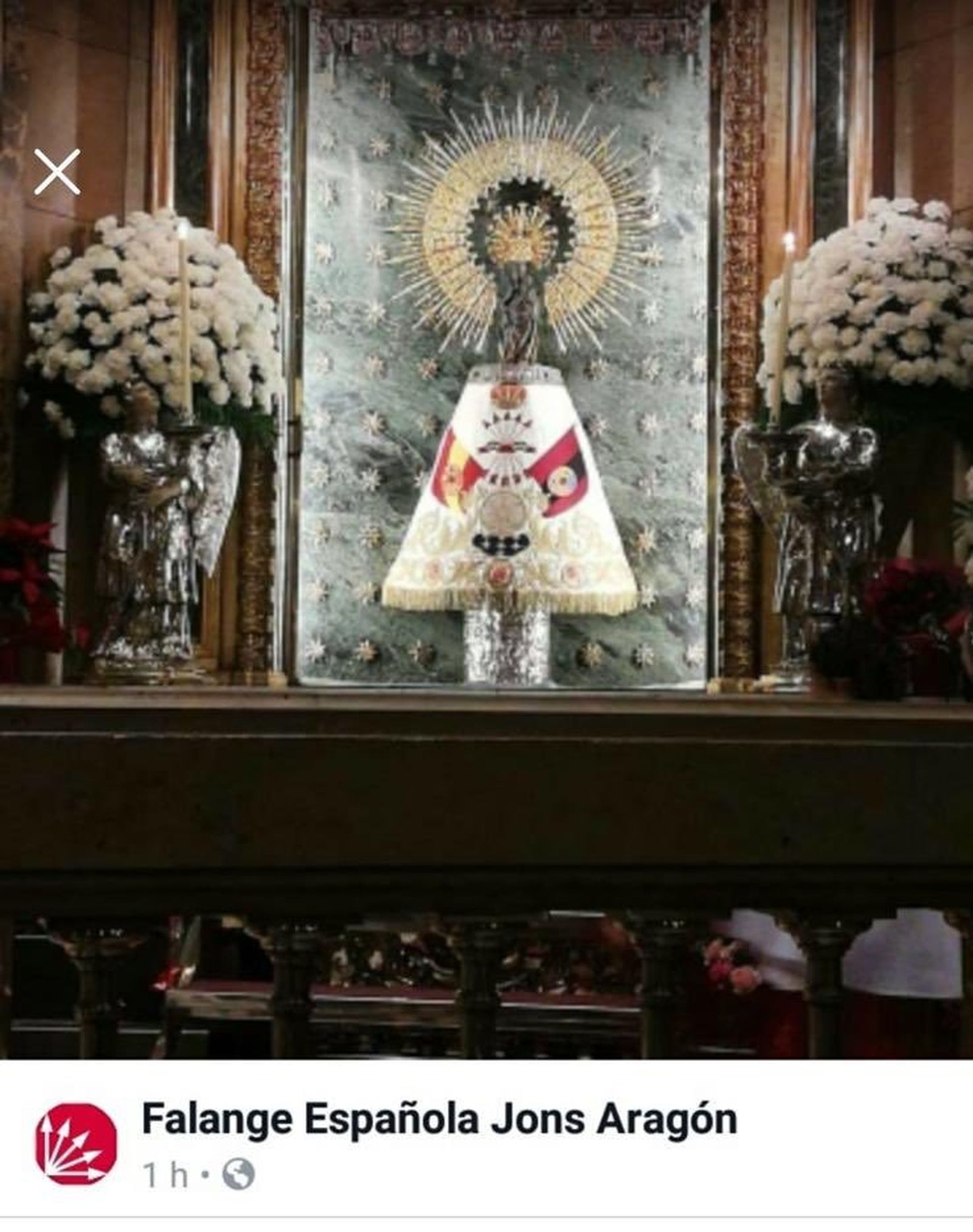 Manto de la Falange sobre la Virgen del Pilar