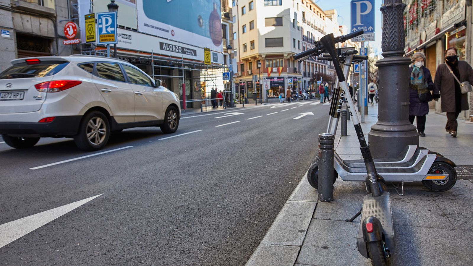 Varios patinetes eléctricos estacionados en el centro de Madrid (España), a 3 de enero de 2021