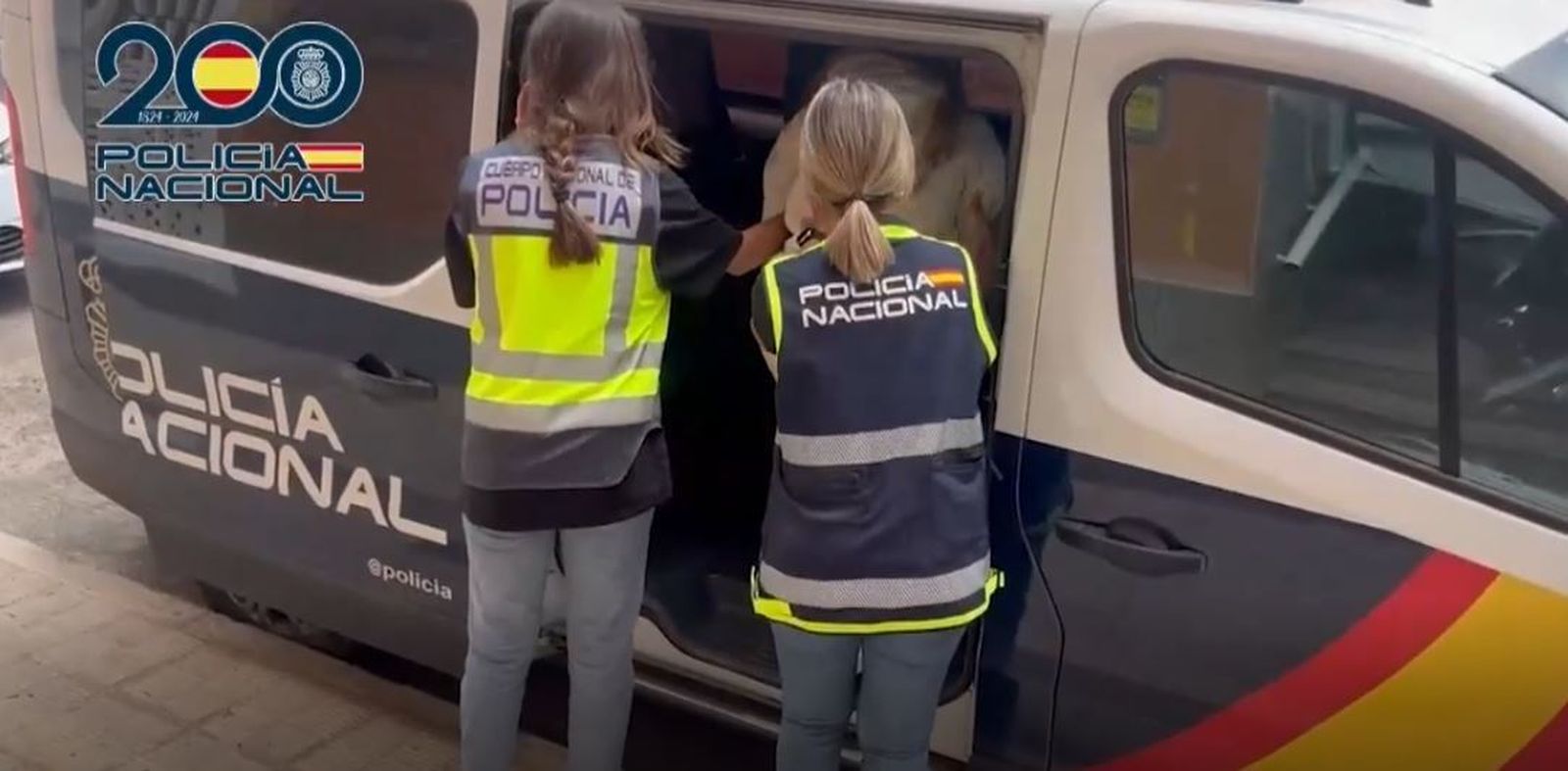 La Policía Nacional traslada a una persona detenida