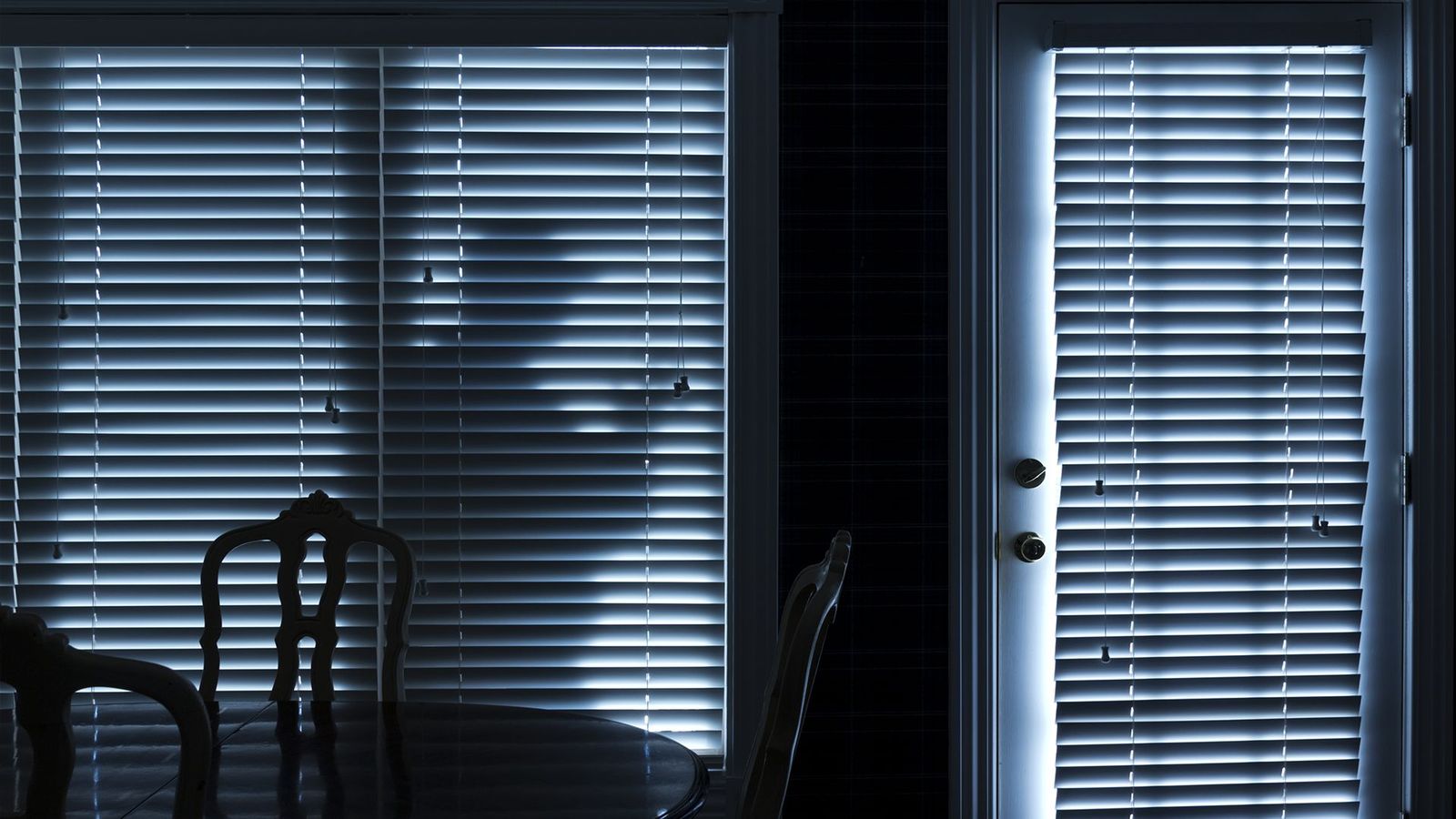 Un ladrón, en una vivienda
