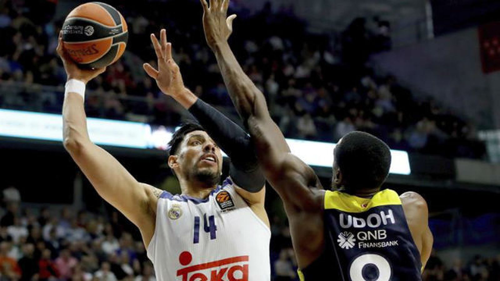 Ayón ante Fenerbahce