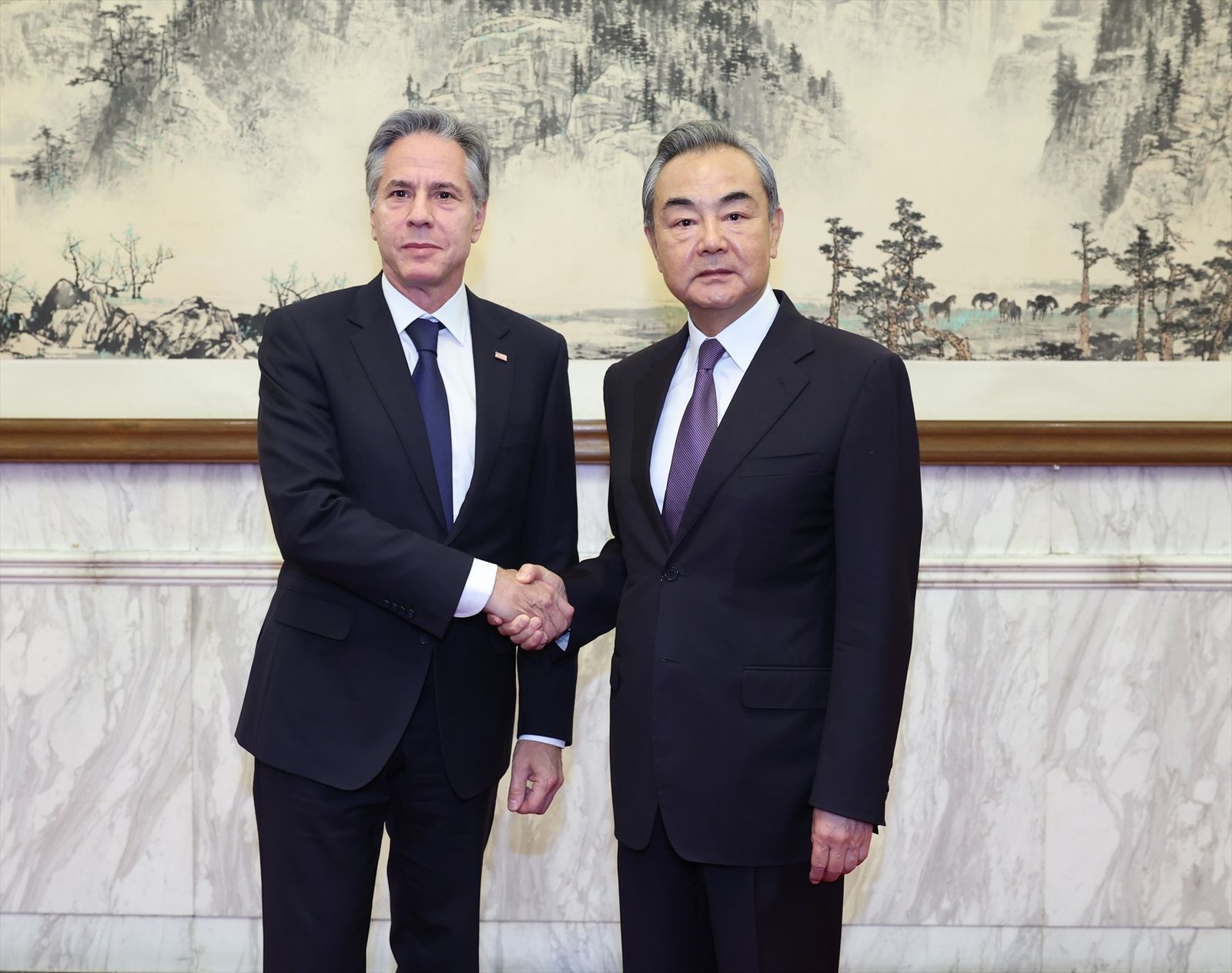 El secretario de Estado de Estados Unidos, Antony Blinken (i), en un encuentro en Pekín con Wang Yi, el principal asesor para política exterior del presidente de China, Xi Jinping