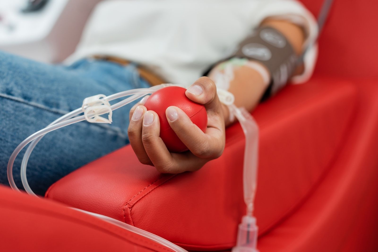 Ayuso apela a la "solidaridad que caracteriza a los madrileños" para que donen sangre