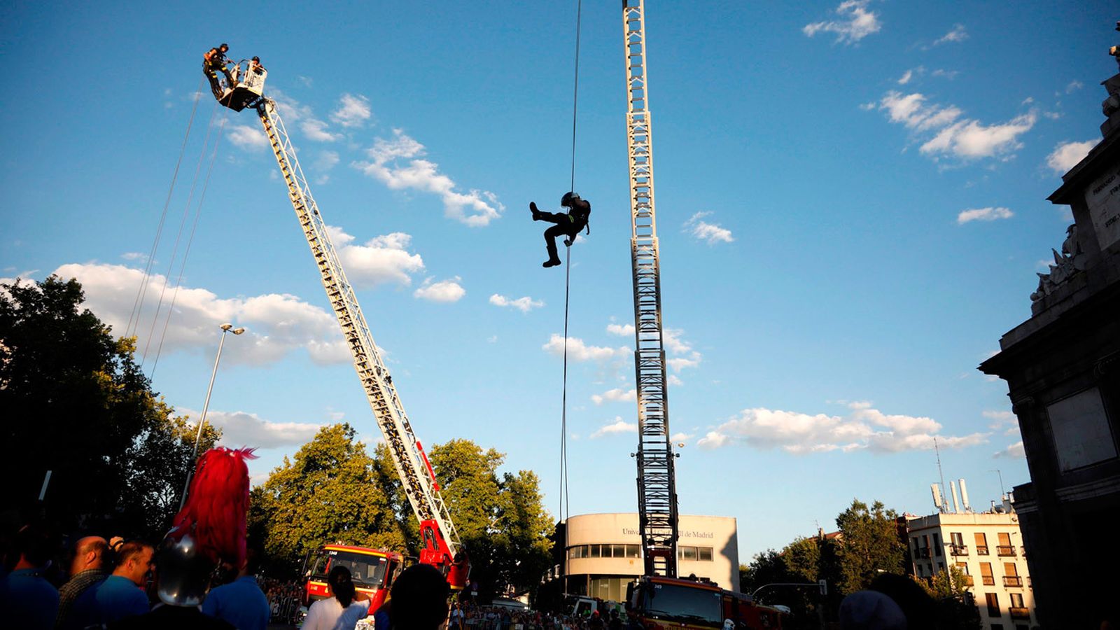 Bomberos de Madrid participan en la tradicional exhibición del día de La Paloma