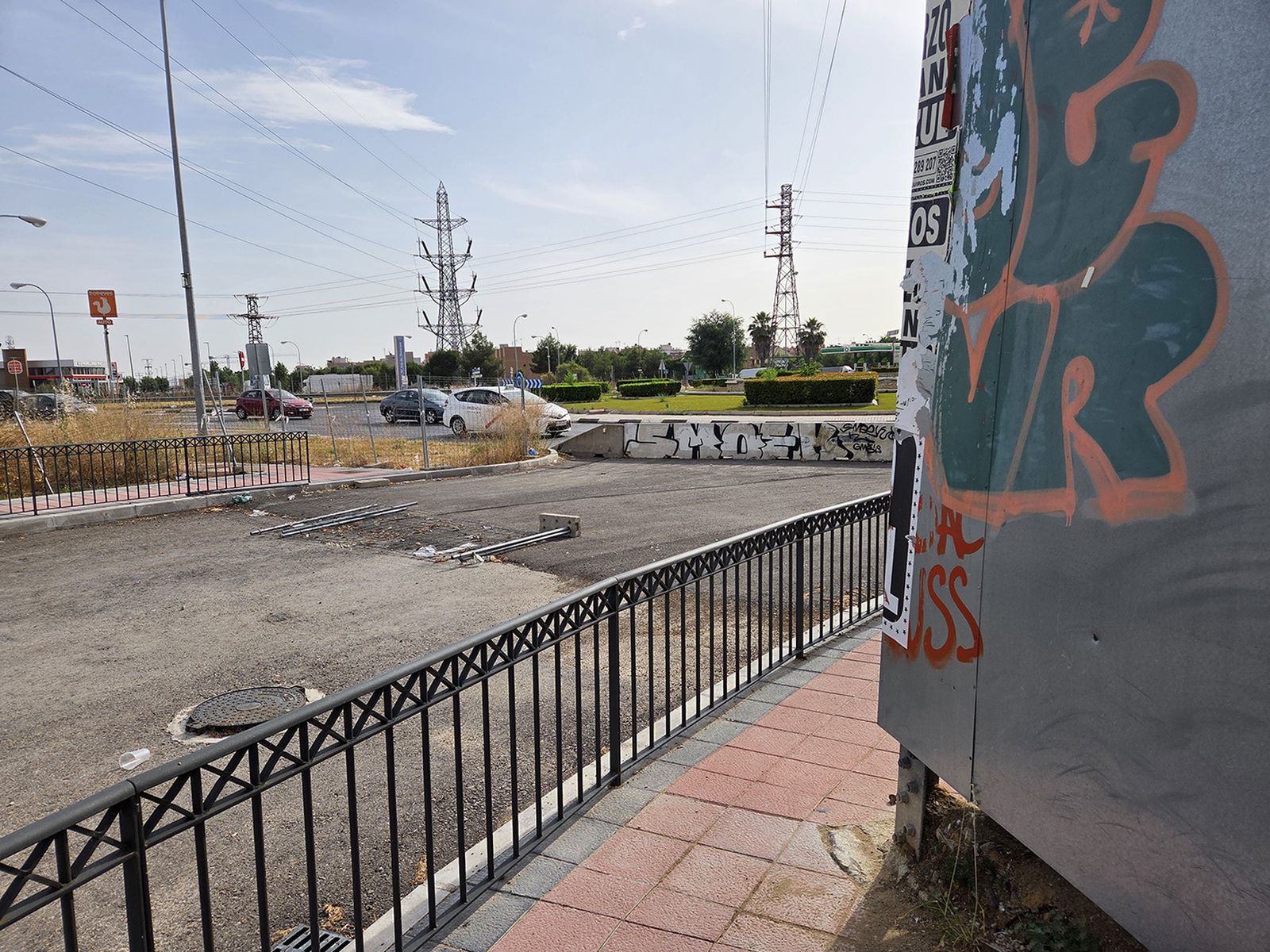 Barreras cortan el acceso del barrio de Buenavista, en Getafe, a la M-406
