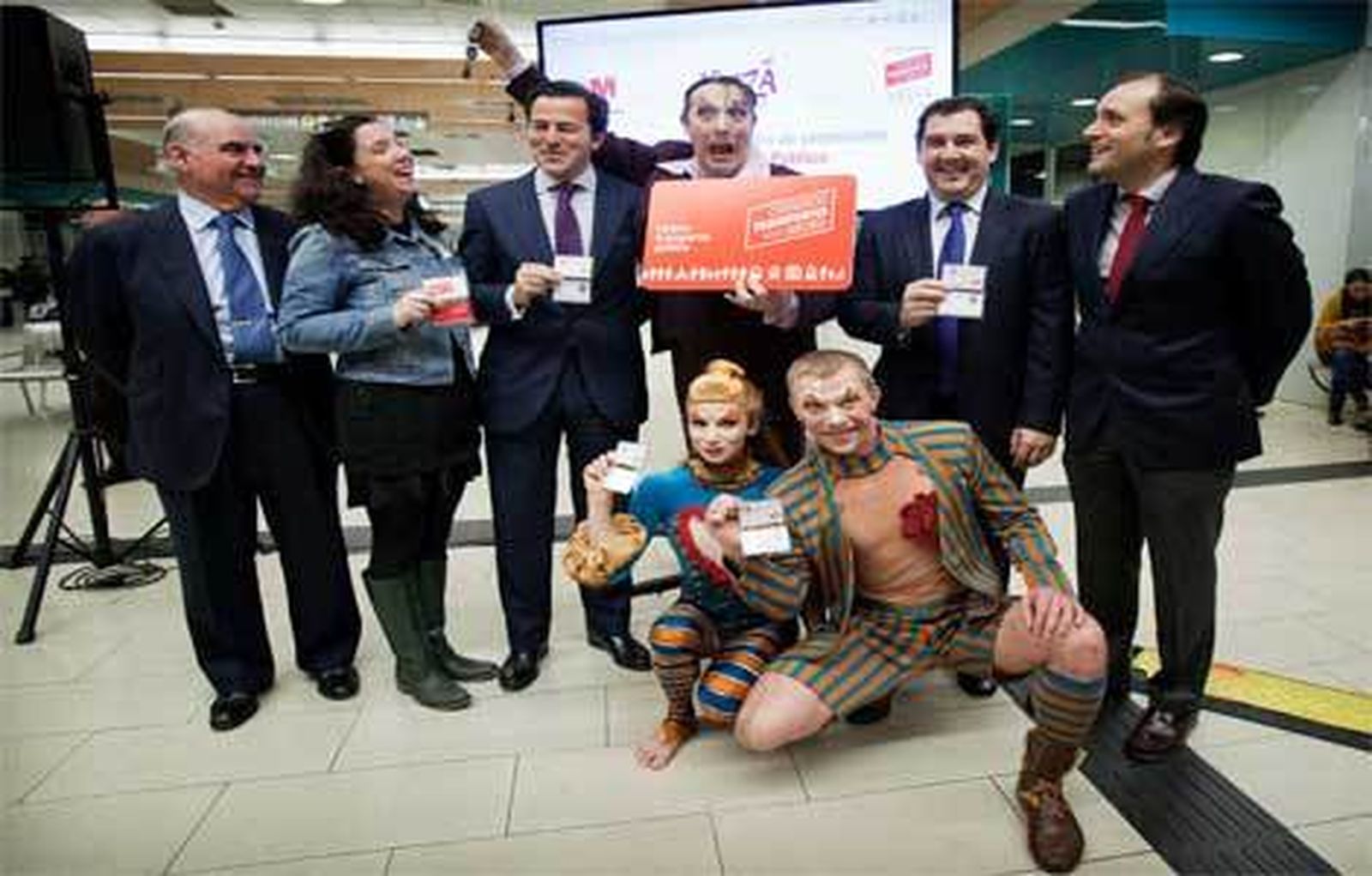Los trabajadores del Circo del Sol promocionan el transporte público madrileño