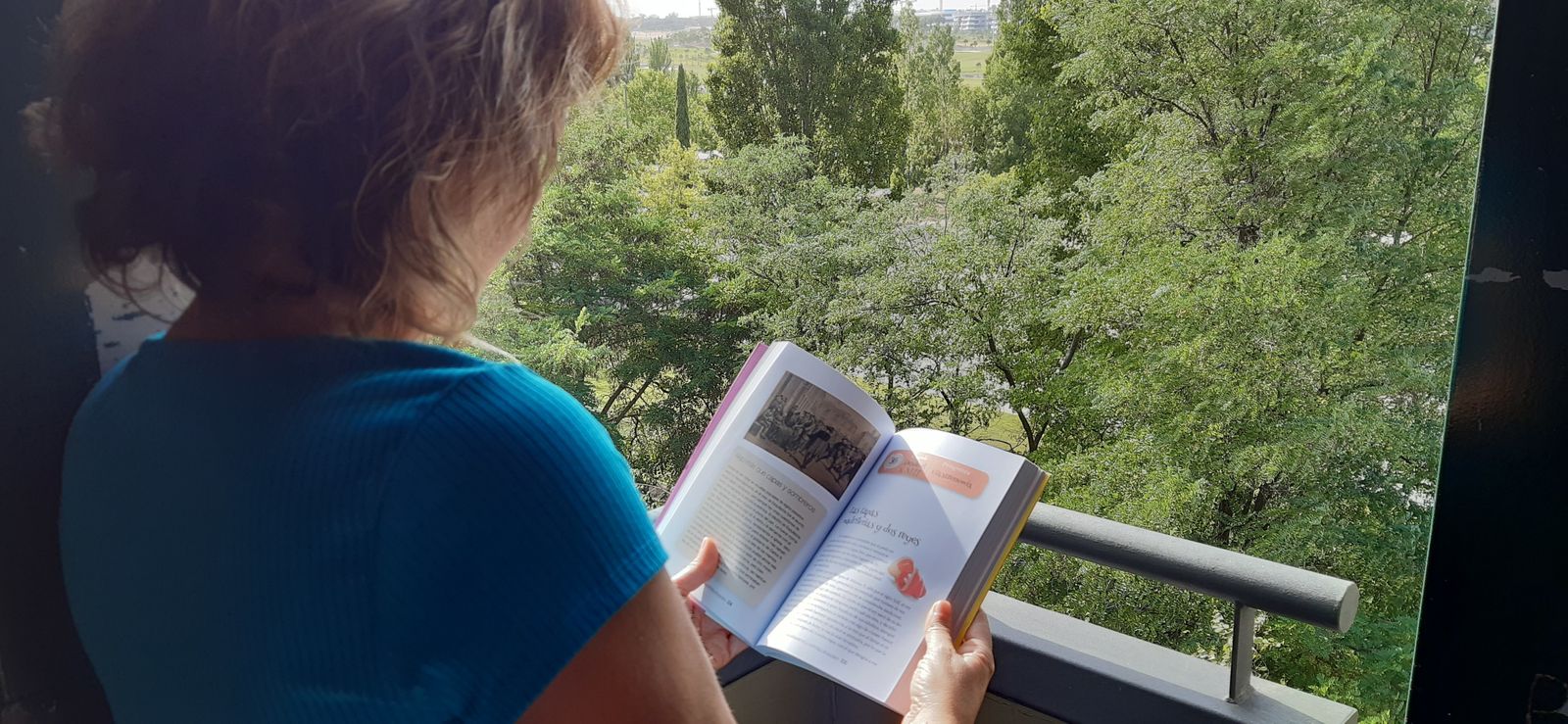 Una mujer lee al aire libre