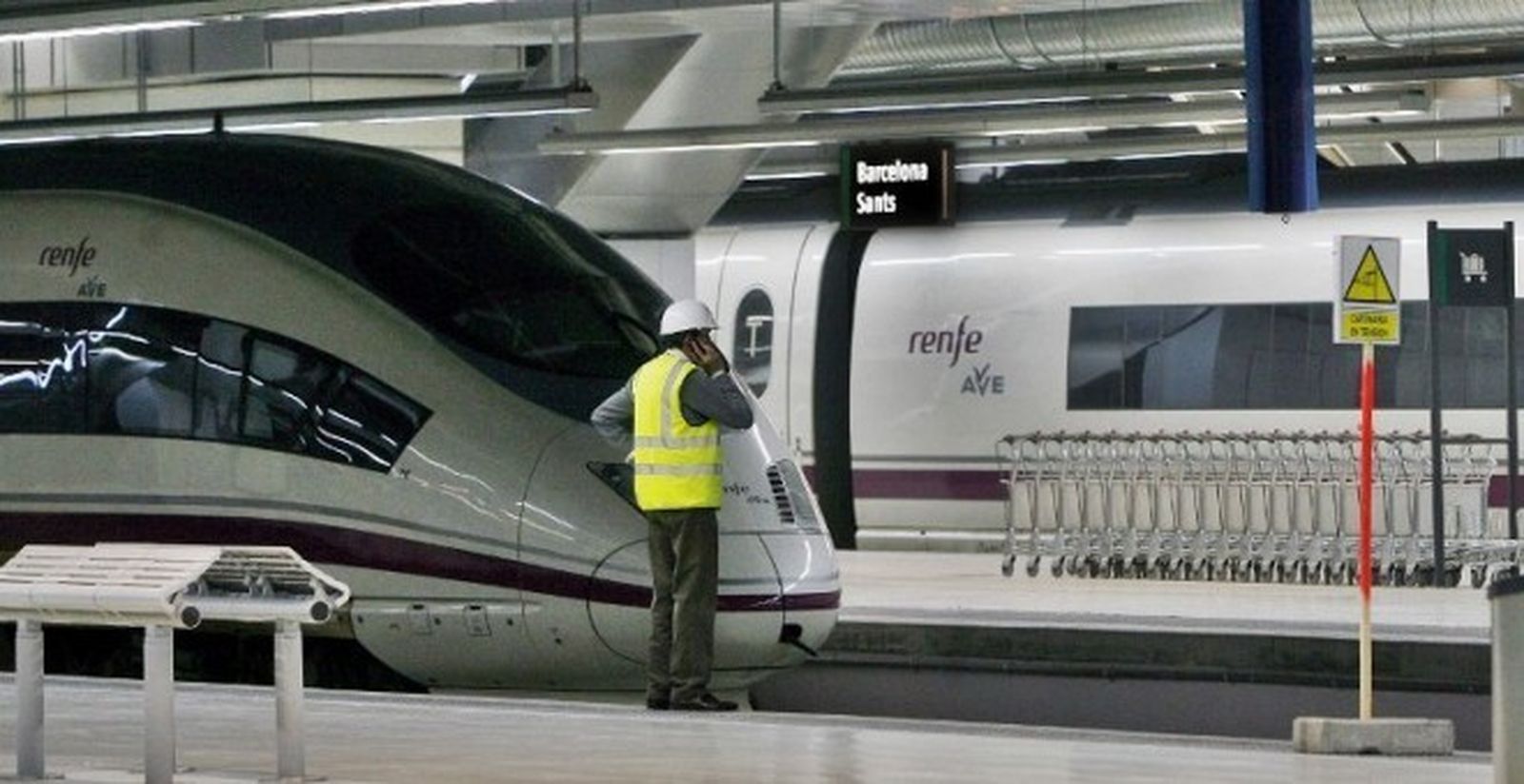 Un trabajador de Renfe en los andenes de la estación de Sans, en Barcelona