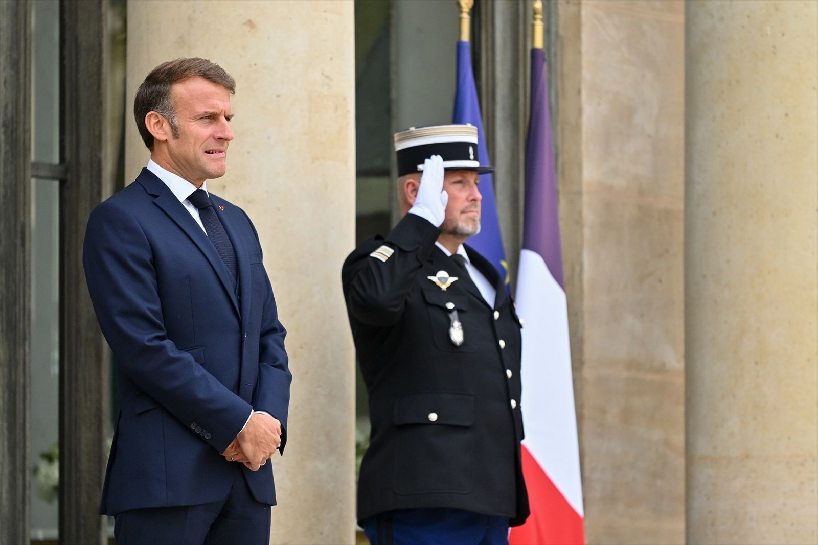 El presidente francés Emmanuel Macrón en la entrada del Palacio del Elíseo