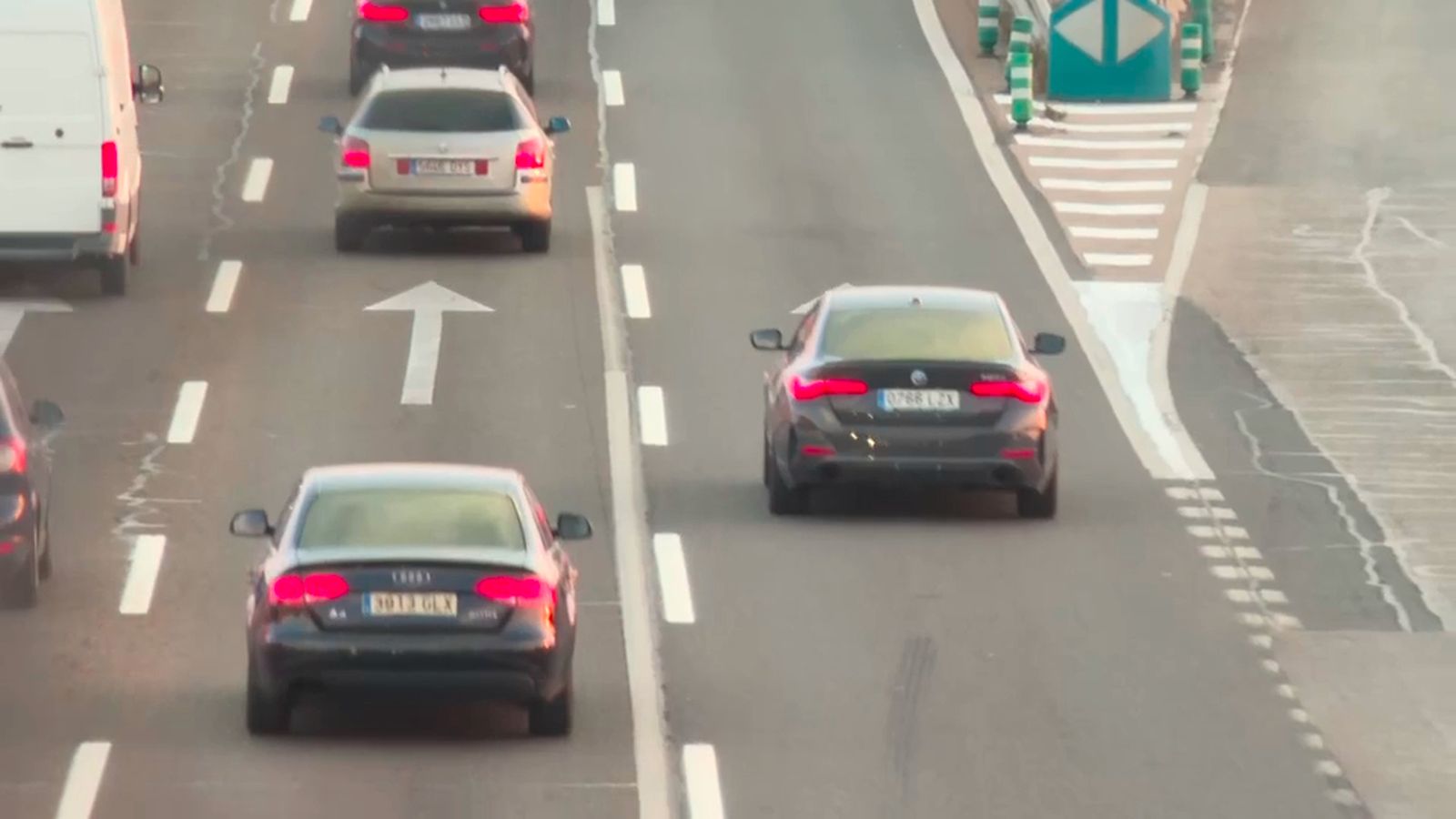 Coches circulando por la carretera