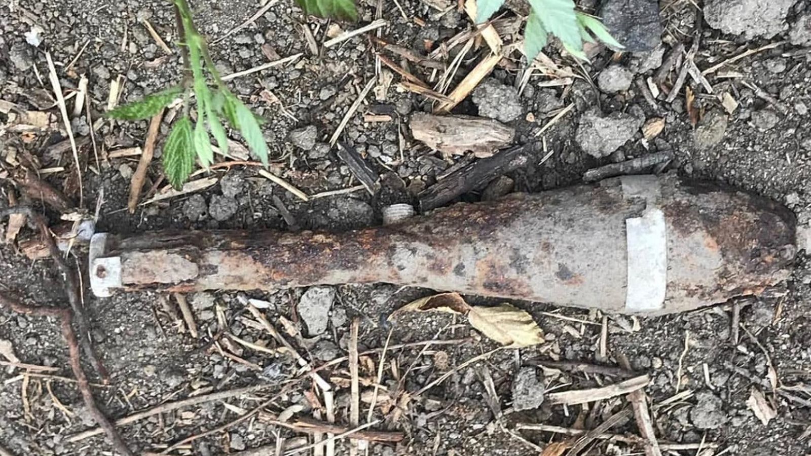 Vecinos de Valdemorillo encuentran un proyectil de la Guerra Civil en una huerta