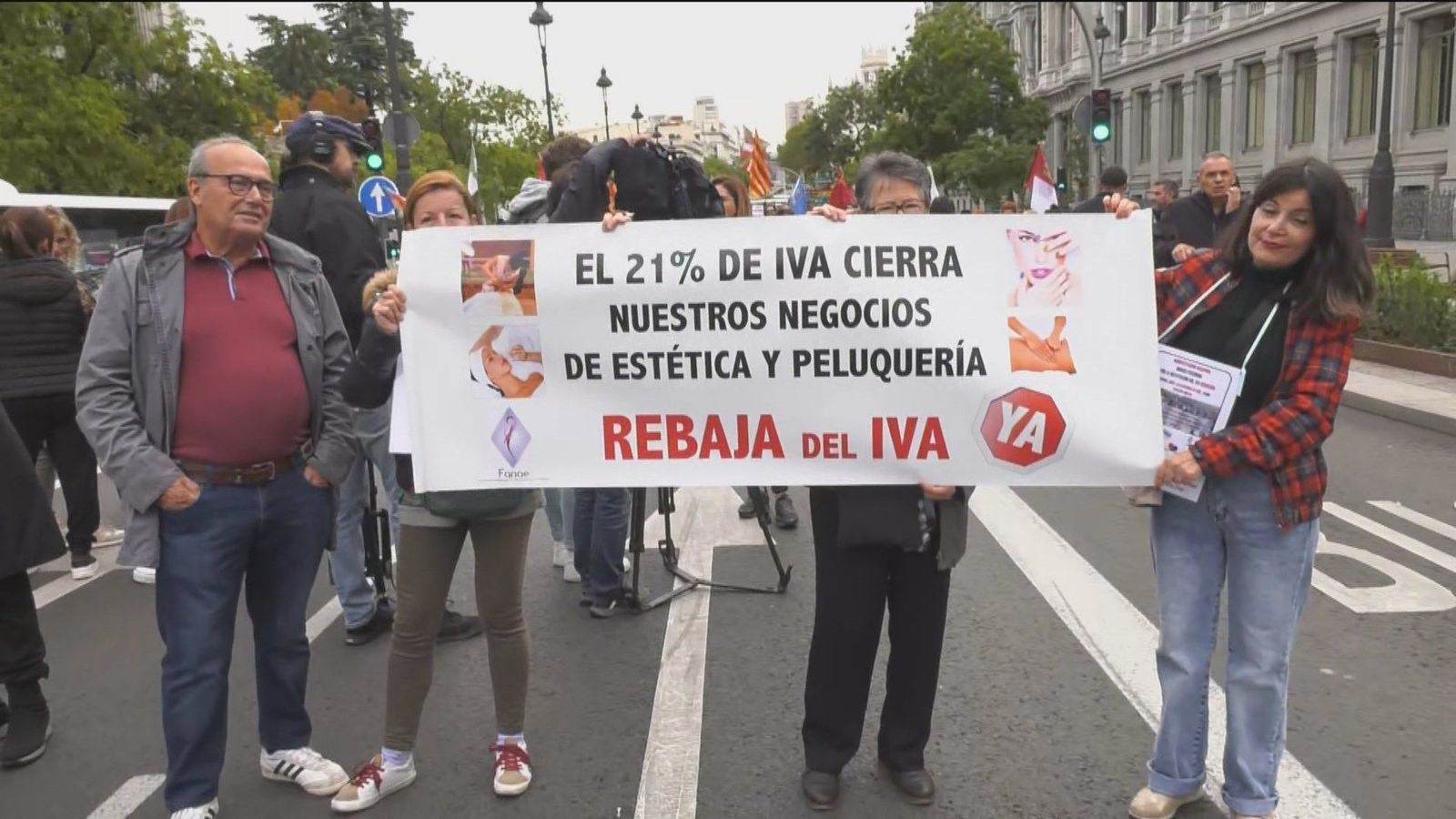 El sector de la peluquería pide frente al Congreso volver al IVA reducido