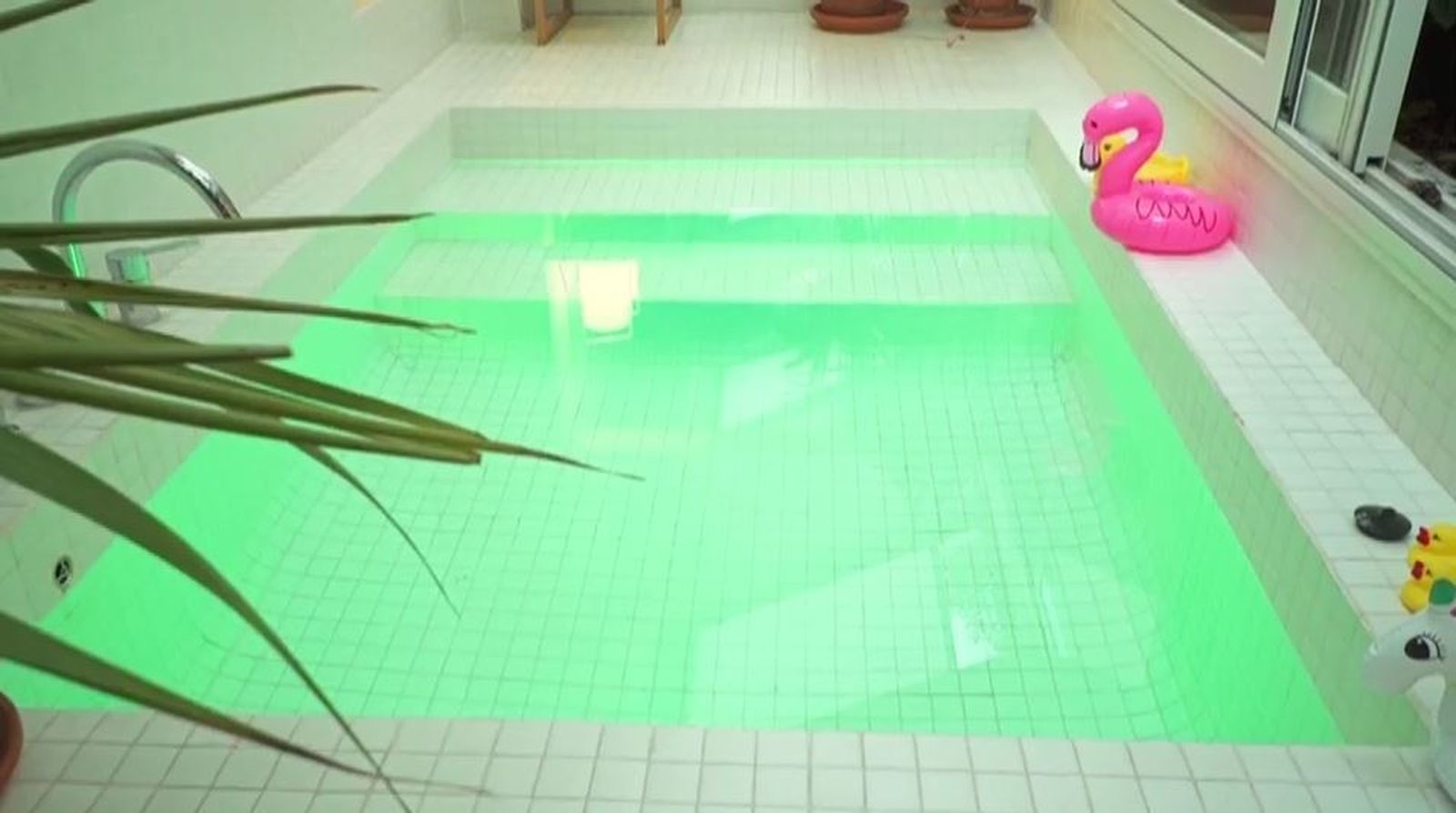 ¿Una piscina? No... ¡es una bañera! Y además, no está en el cuarto de baño. A Gonzalo le gusta bañarse... ¡en el salón!