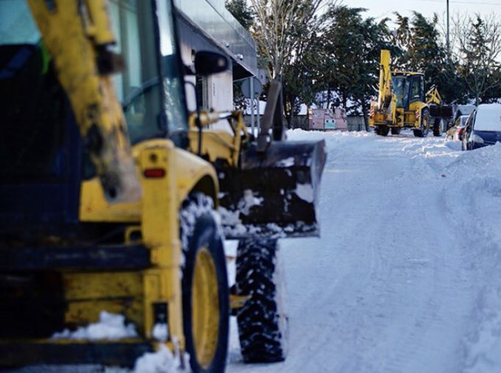 Maquinas excavadoras retirando nieve en Las Rozas