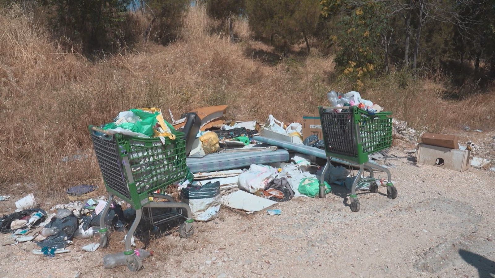 Los vecinos de Fuencarral - El pardo denuncian un vertedero ilegal
