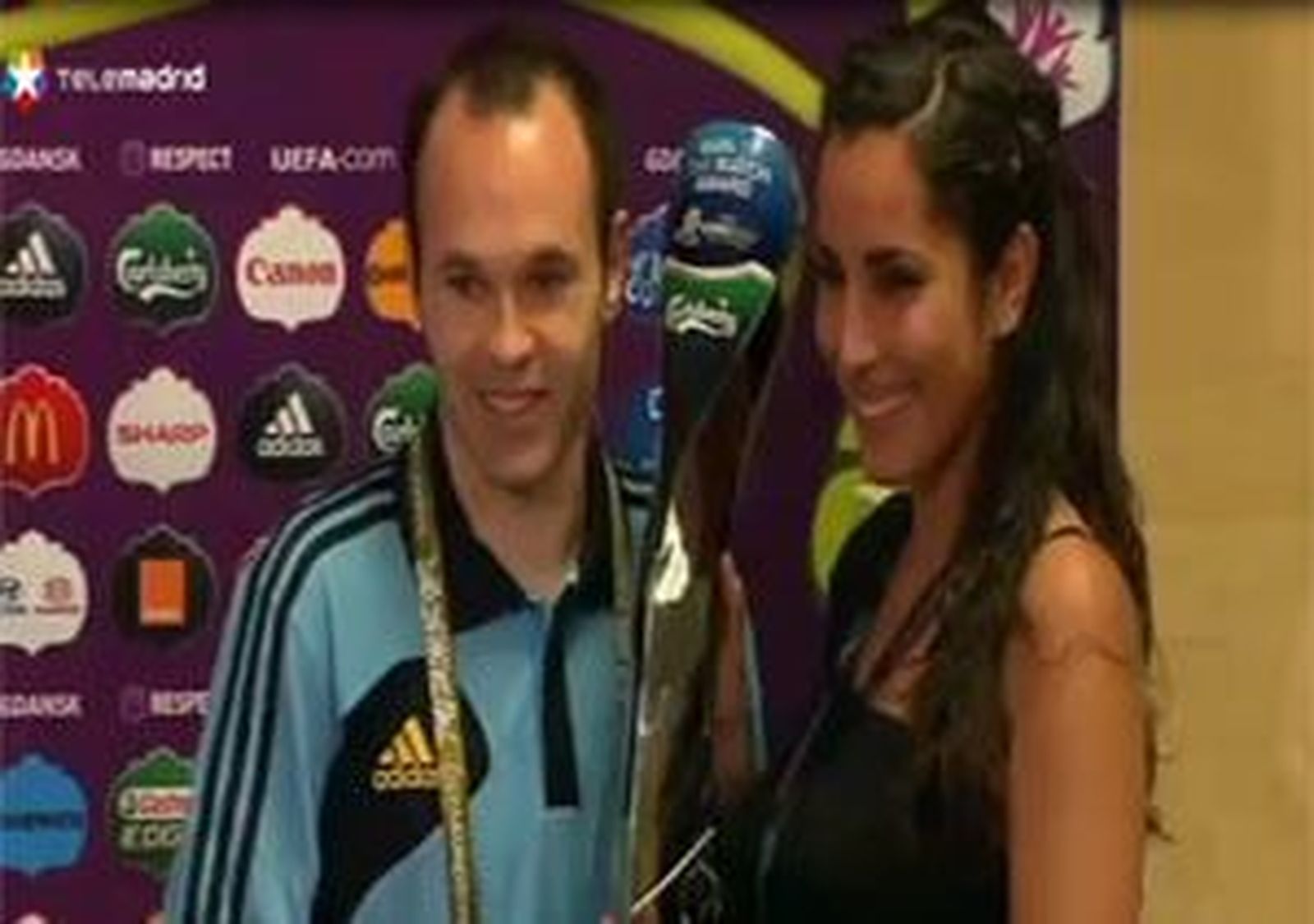 Iniesta: "Los jugadores pueden ganar partidos, los equipos ganan campeonatos"