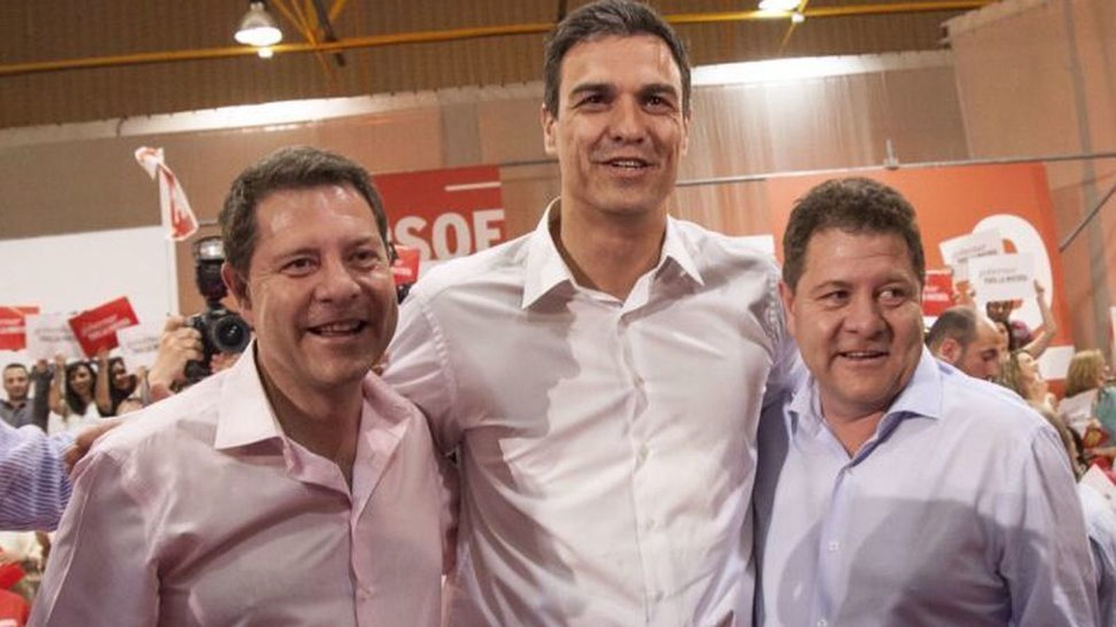 Emiliano García Page, junto a su hermano y Pedro Sánchez