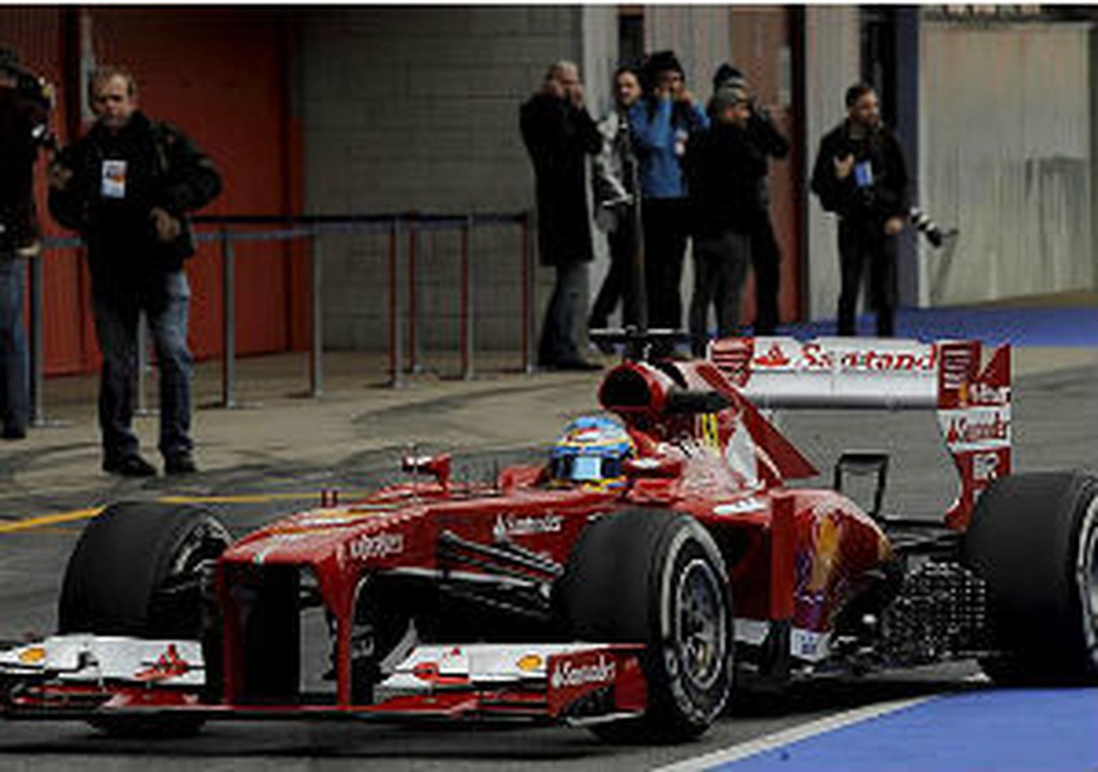 Alonso prueba el nuevo Ferrari en Montmeló
