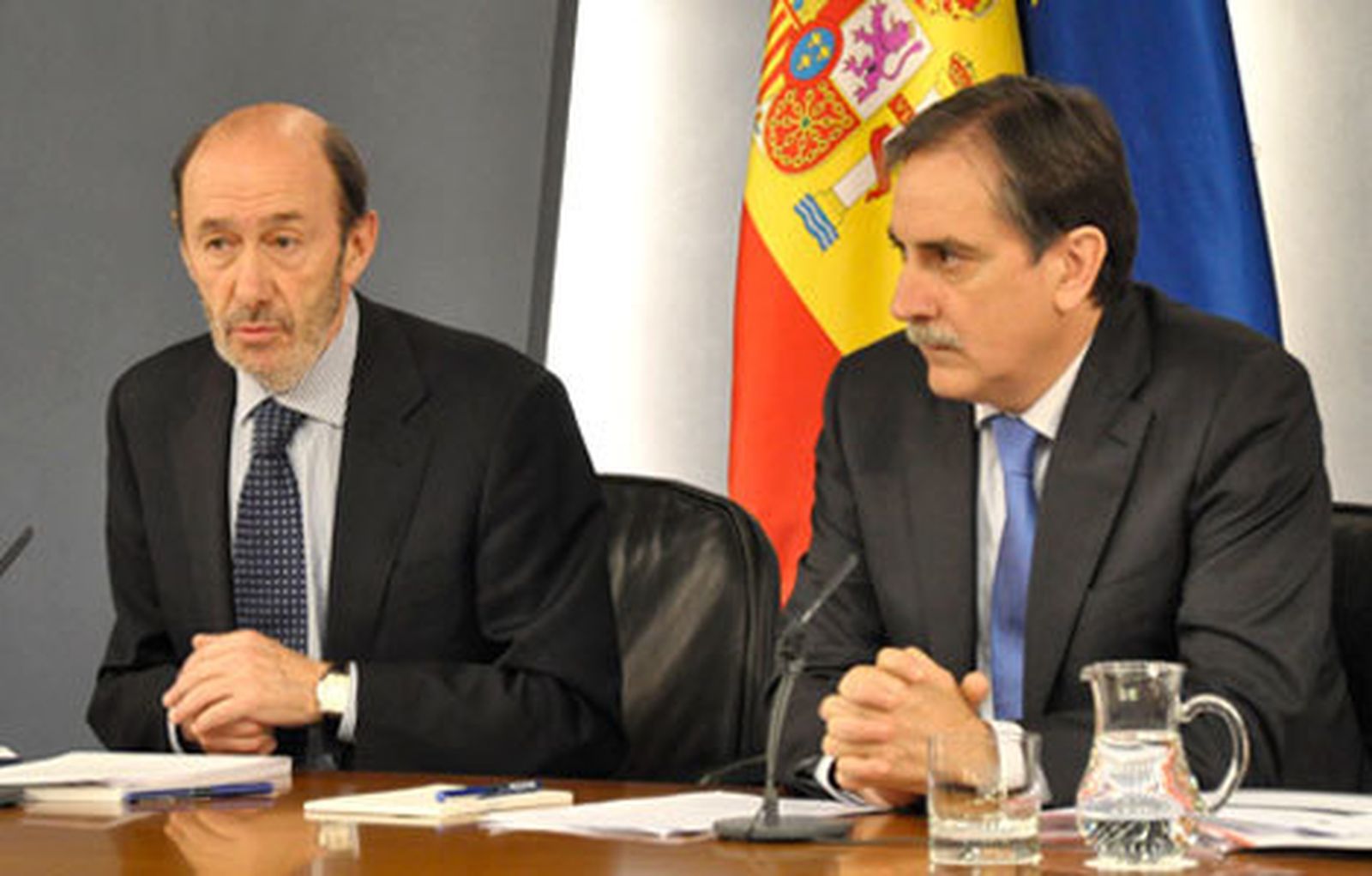 El vicepresidente primero Rubalcaba y el ministro de Trabajo, Valeriano Gómez