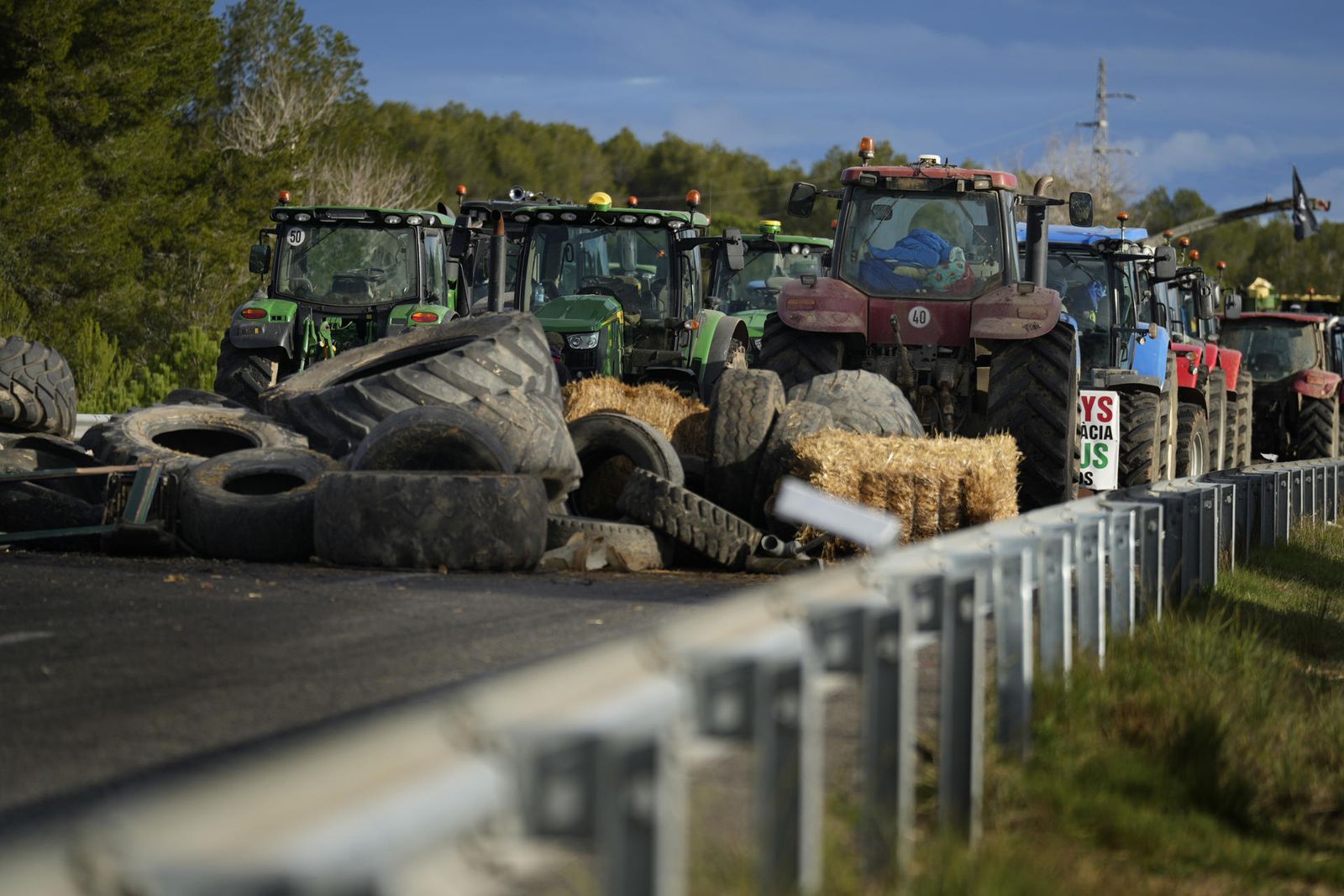 Agricultores catalanes bloquean la AP-7, la principal conexión con Francia