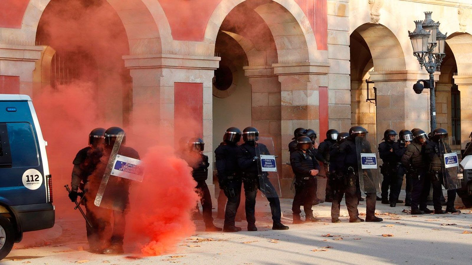 La Diada se desinfla con protestas ante el Parlament